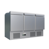 CUBO Saladette mit Deckel 368L - 3-türige Kühlwerkbank - Edelstahl - Inklusive GN-Behälter - 1365(B) x 700(T)mm - CS-S903